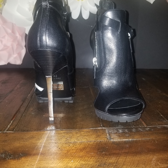 Michael Kors Emma Runway Leather Sandal - Picture 4 of 6